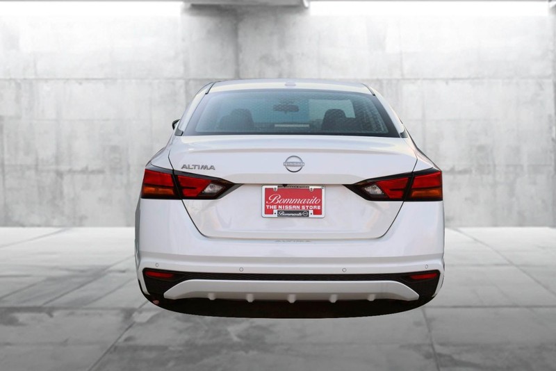 Nissan Altima Vehicle Full-screen Gallery Image 30