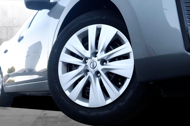 Nissan Sentra Vehicle Image 03