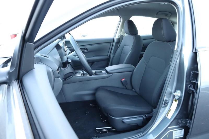 Nissan Sentra Vehicle Image 08