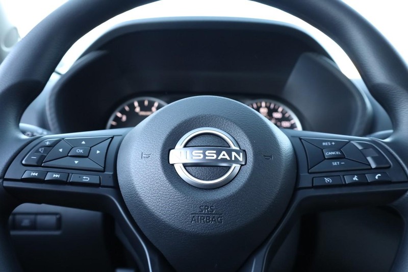 Nissan Sentra Vehicle Image 09