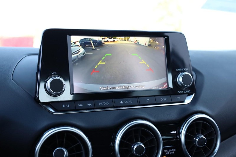 Nissan Sentra Vehicle Image 12