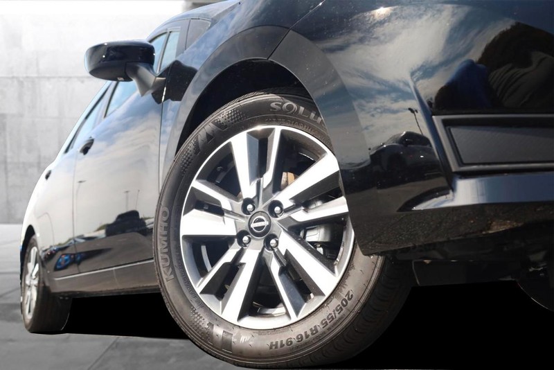 Nissan Versa Vehicle Image 03