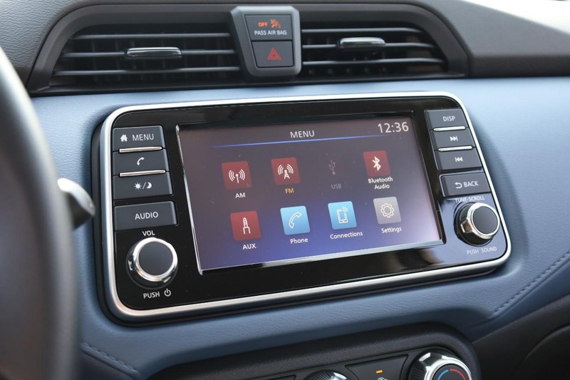 Nissan Versa Vehicle Image 11