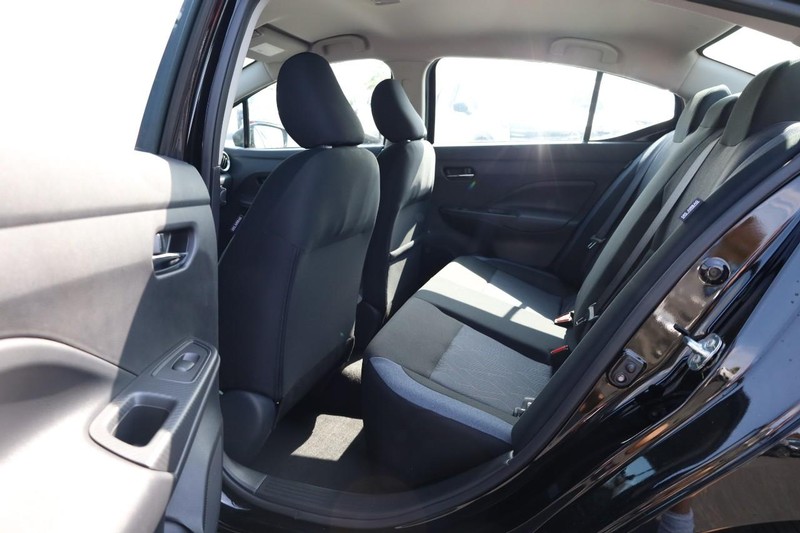 Nissan Versa Vehicle Image 19