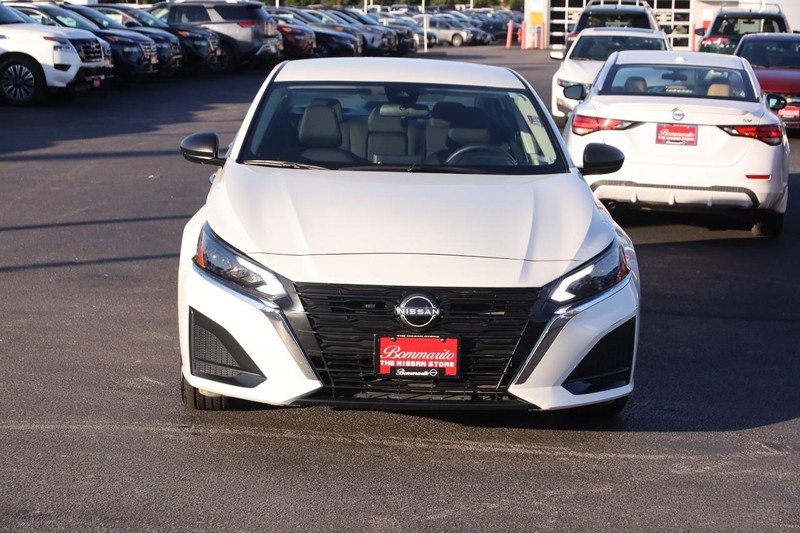 Nissan Altima Vehicle Image 04