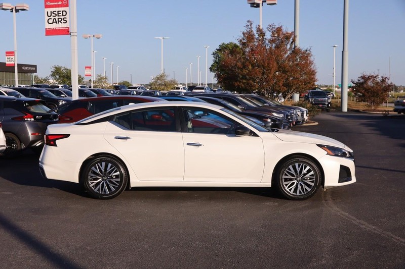 Nissan Altima Vehicle Image 05
