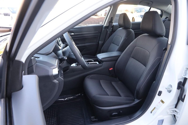 Nissan Altima Vehicle Image 08