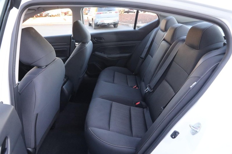 Nissan Altima Vehicle Image 09