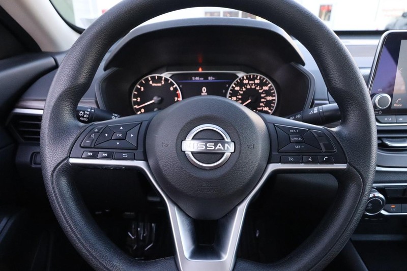 Nissan Altima Vehicle Image 10