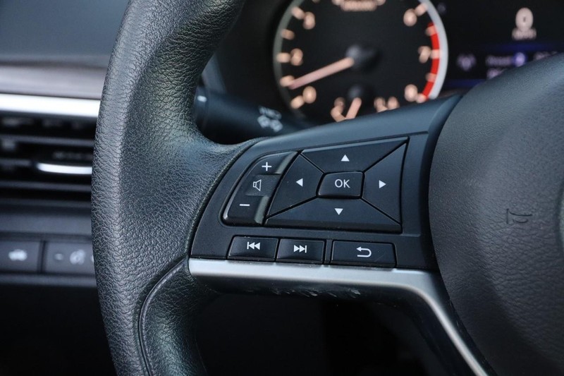 Nissan Altima Vehicle Image 11