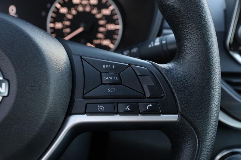 Nissan Altima Vehicle Image 12