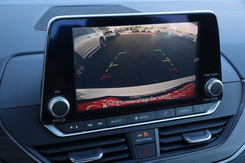 Nissan Altima Vehicle Image 16