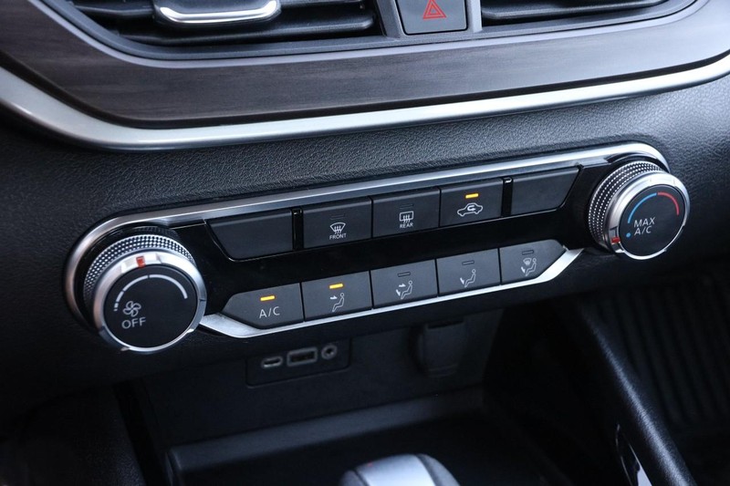 Nissan Altima Vehicle Image 17