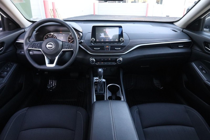 Nissan Altima Vehicle Image 19