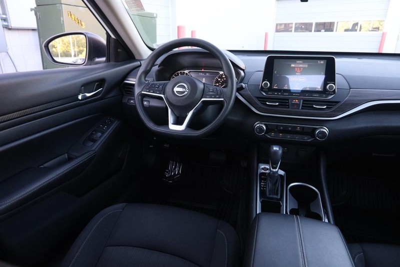 Nissan Altima Vehicle Image 20