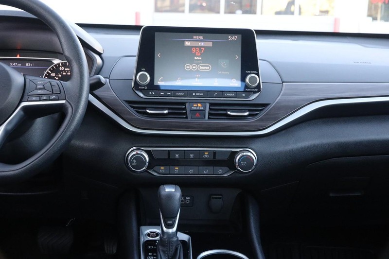 Nissan Altima Vehicle Image 22