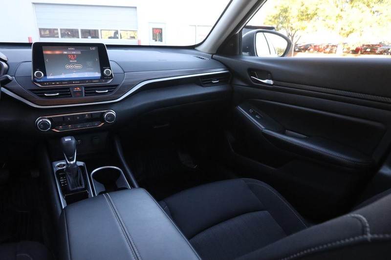 Nissan Altima Vehicle Image 23