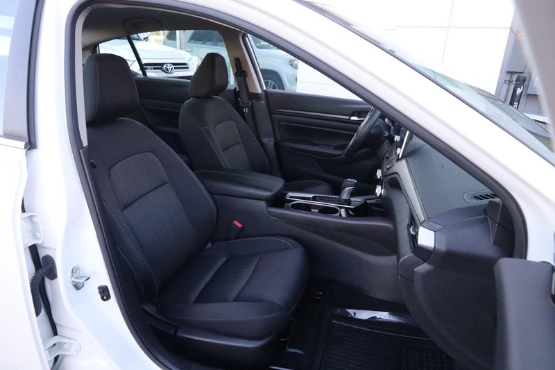 Nissan Altima Vehicle Image 24