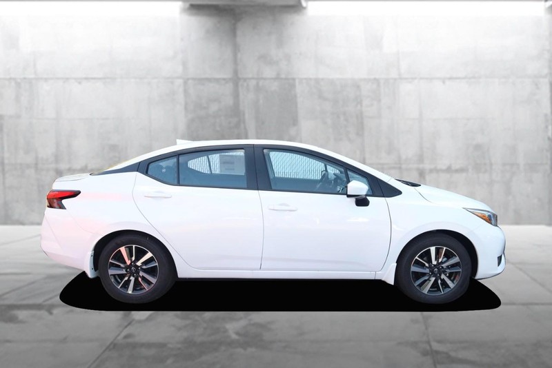 Nissan Versa Vehicle Full-screen Gallery Image 5