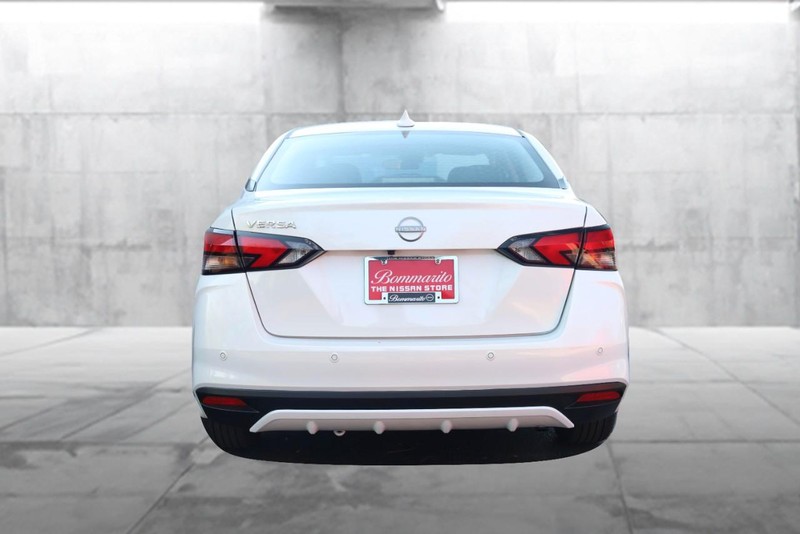 Nissan Versa Vehicle Full-screen Gallery Image 6