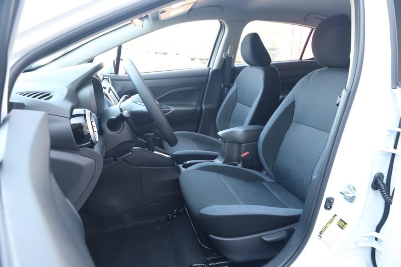 Nissan Versa Vehicle Full-screen Gallery Image 8