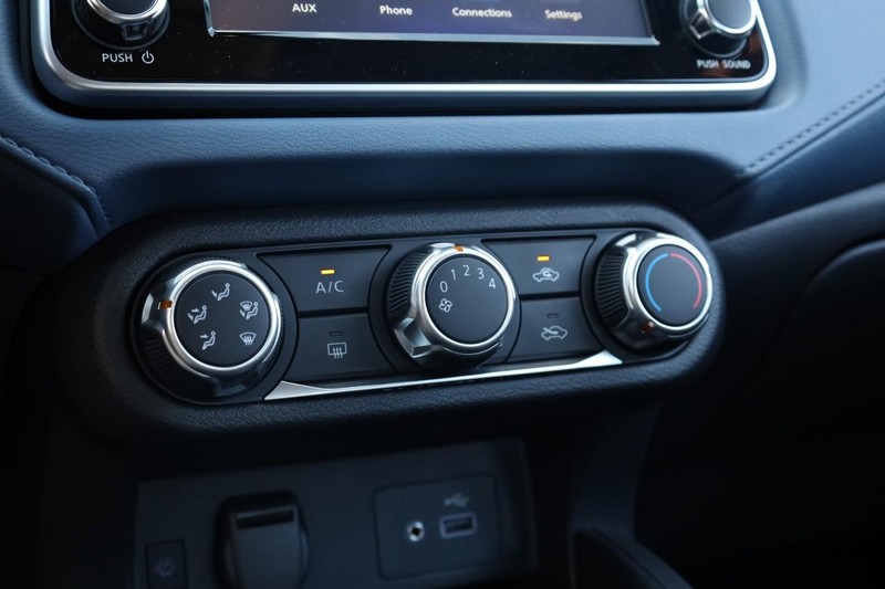 Nissan Versa Vehicle Full-screen Gallery Image 13