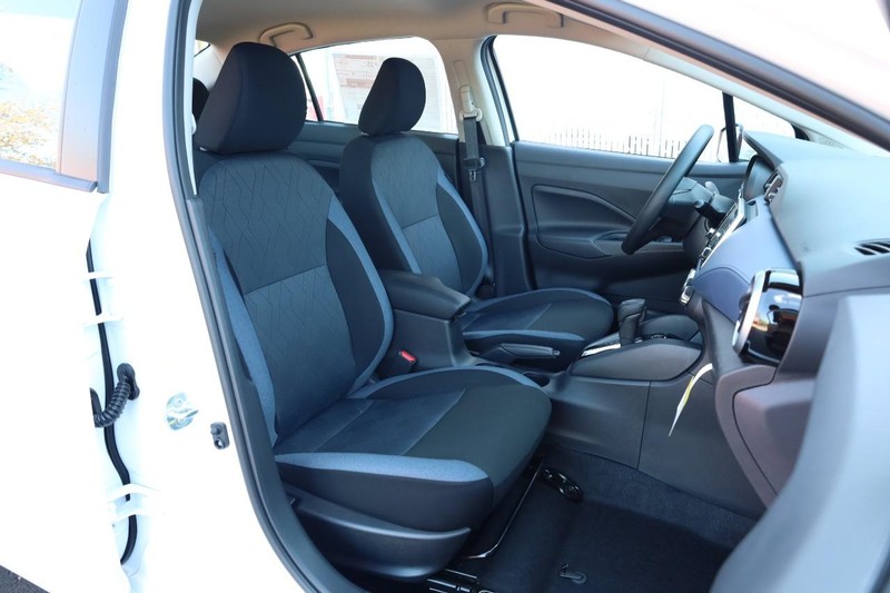 Nissan Versa Vehicle Full-screen Gallery Image 23