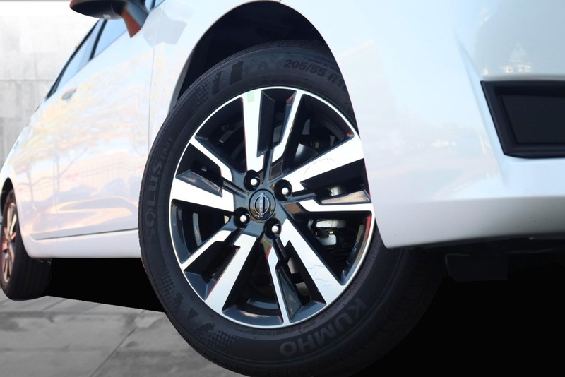 Nissan Versa Vehicle Full-screen Gallery Image 3