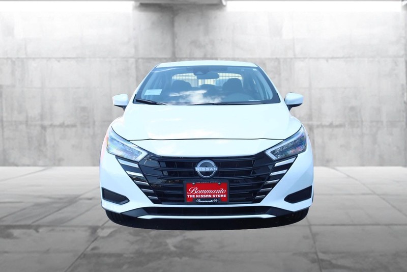 Nissan Versa Vehicle Full-screen Gallery Image 4