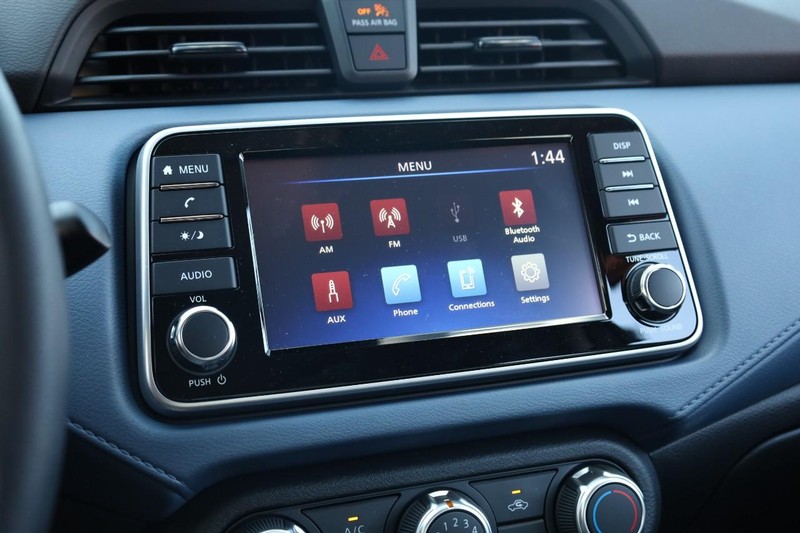 Nissan Versa Vehicle Full-screen Gallery Image 11