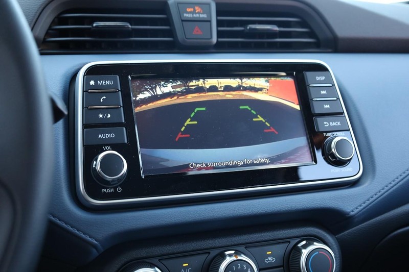 Nissan Versa Vehicle Full-screen Gallery Image 12