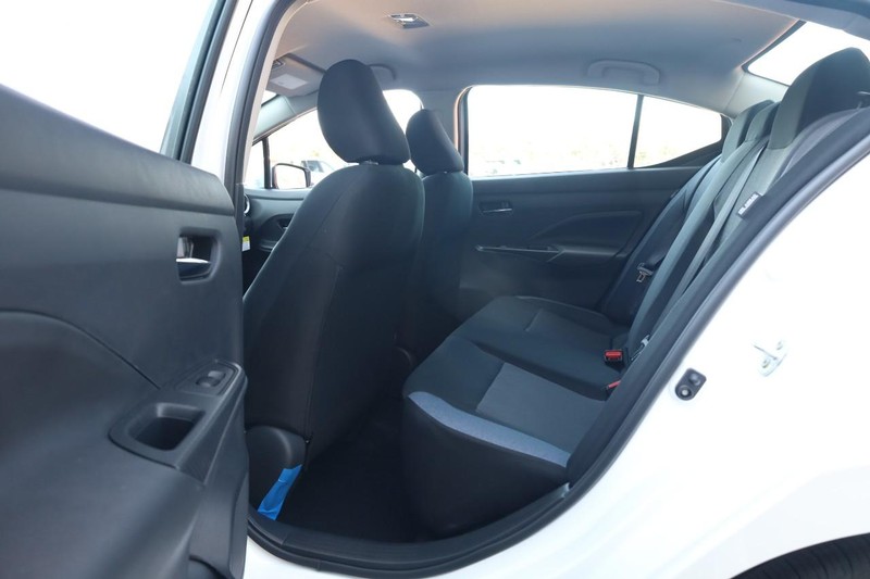 Nissan Versa Vehicle Full-screen Gallery Image 19