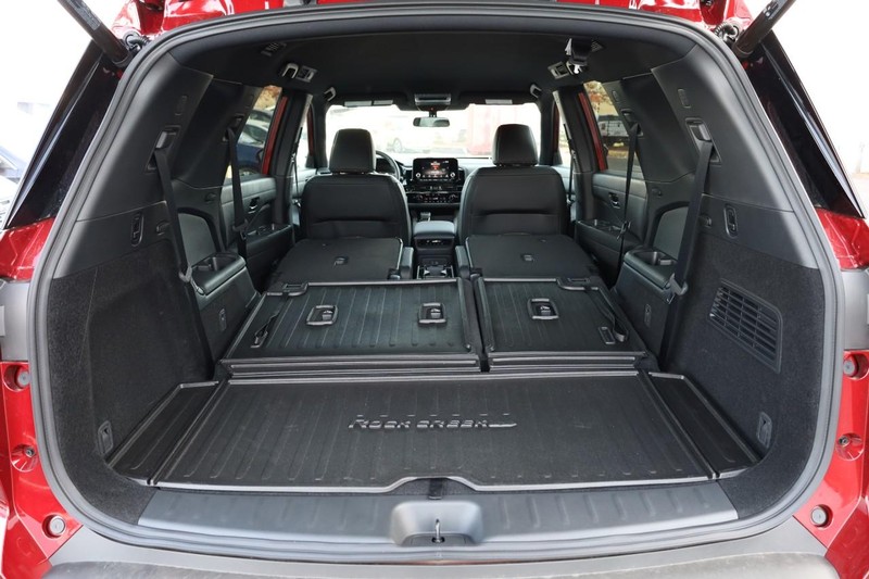 Nissan Pathfinder Vehicle Full-screen Gallery Image 9