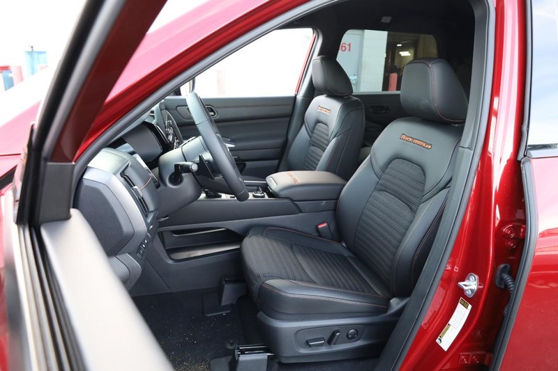 Nissan Pathfinder Vehicle Full-screen Gallery Image 10