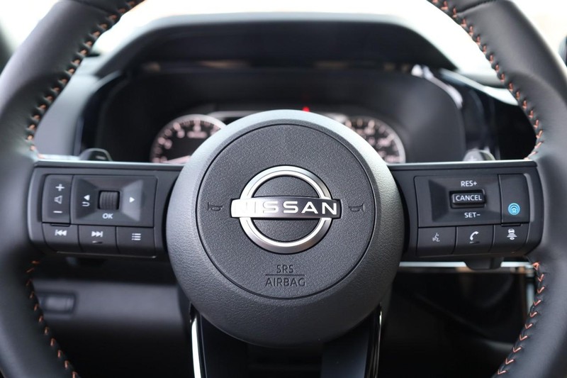 Nissan Pathfinder Vehicle Full-screen Gallery Image 11