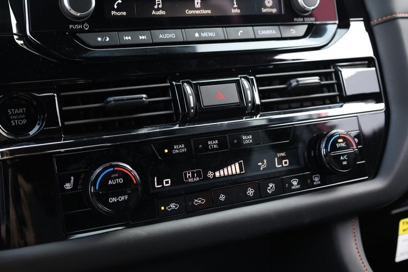 Nissan Pathfinder Vehicle Full-screen Gallery Image 15