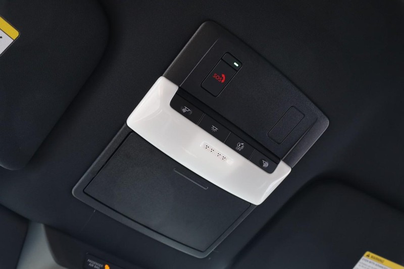 Nissan Pathfinder Vehicle Full-screen Gallery Image 18