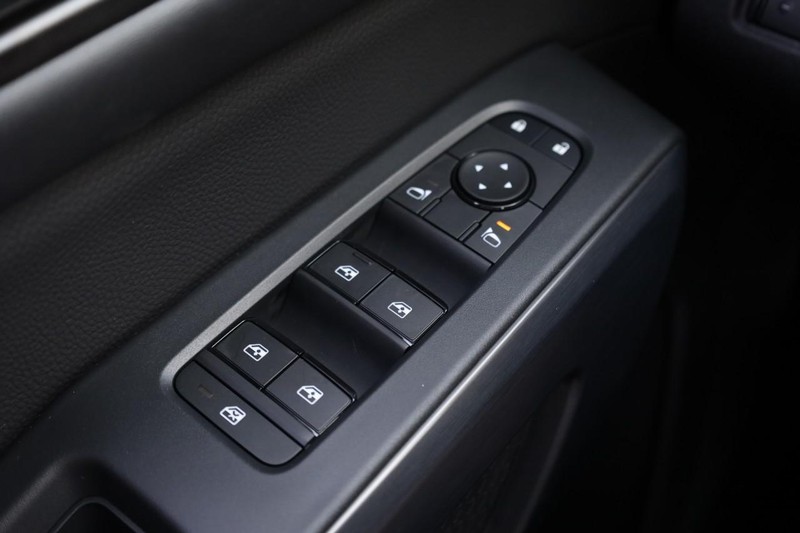 Nissan Pathfinder Vehicle Full-screen Gallery Image 19