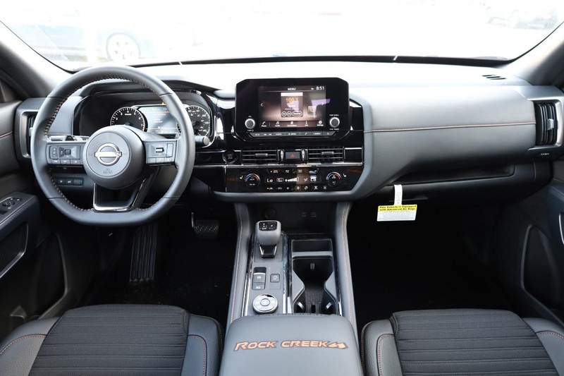 Nissan Pathfinder Vehicle Full-screen Gallery Image 24