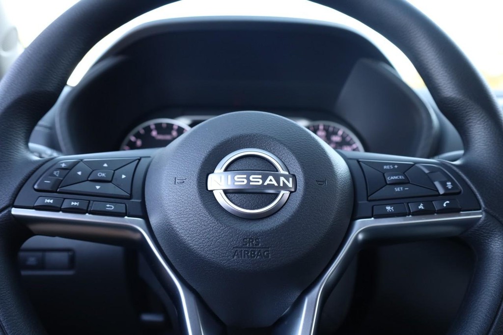 Nissan Sentra Vehicle Image 09