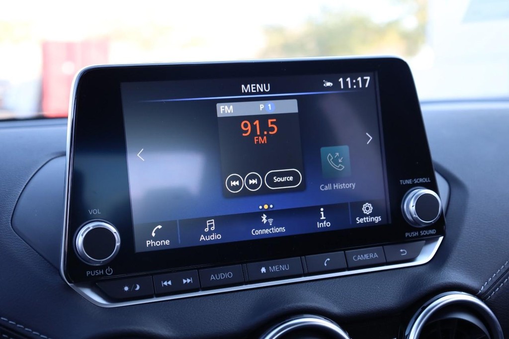 Nissan Sentra Vehicle Image 11