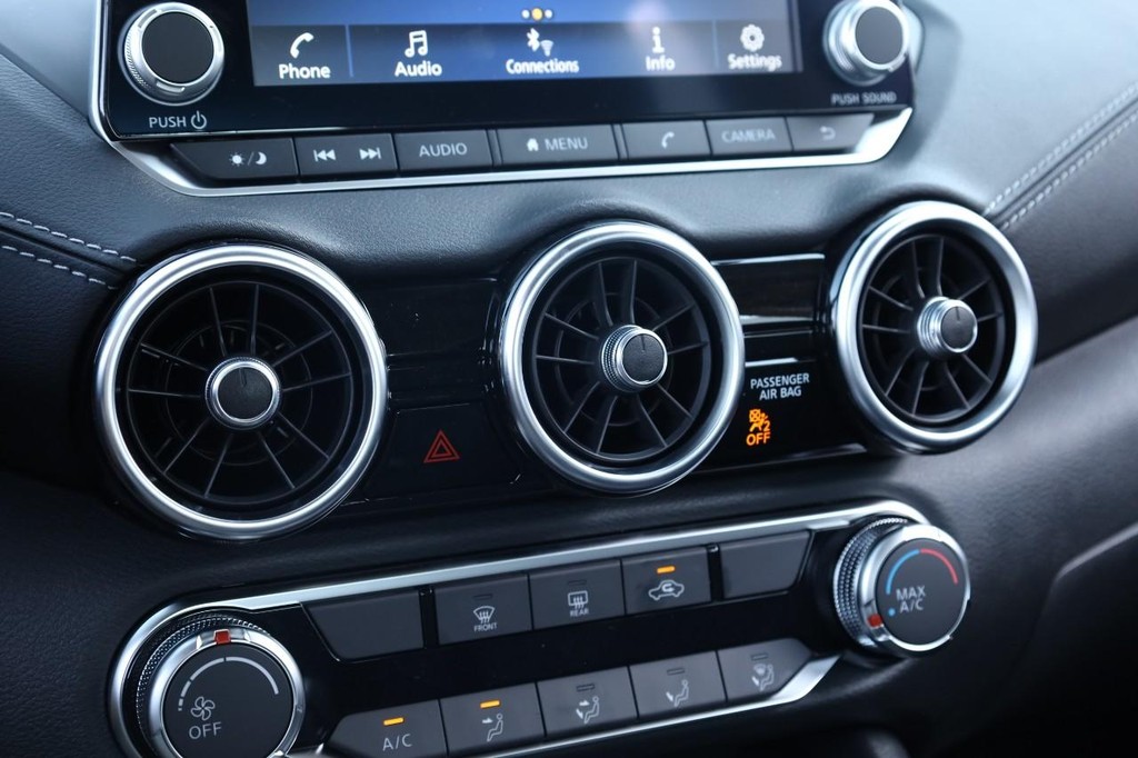 Nissan Sentra Vehicle Image 13