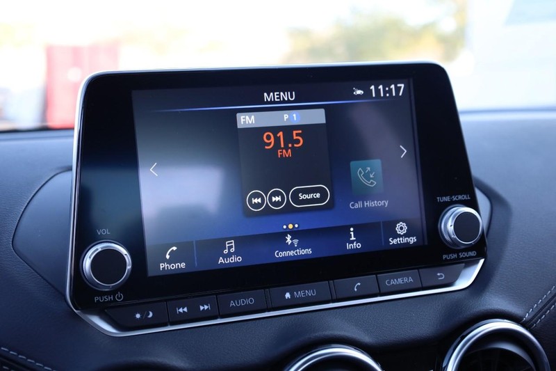 Nissan Sentra Vehicle Image 11