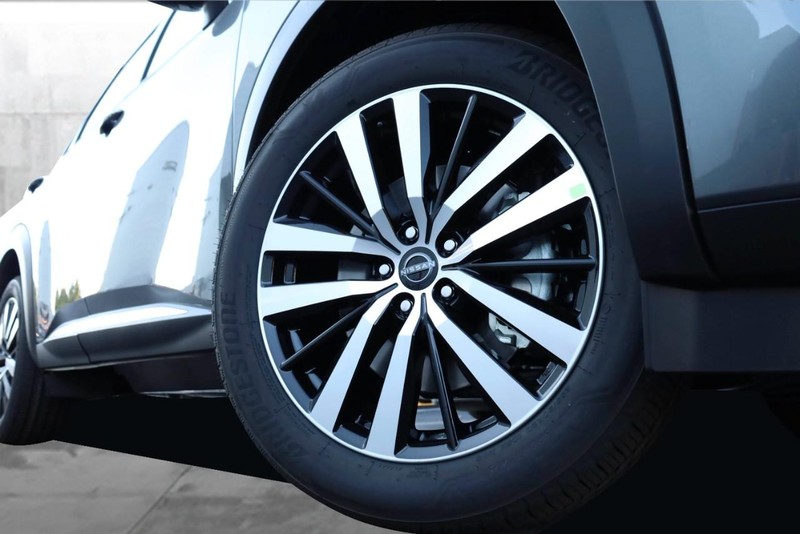 Nissan Pathfinder Vehicle Full-screen Gallery Image 3