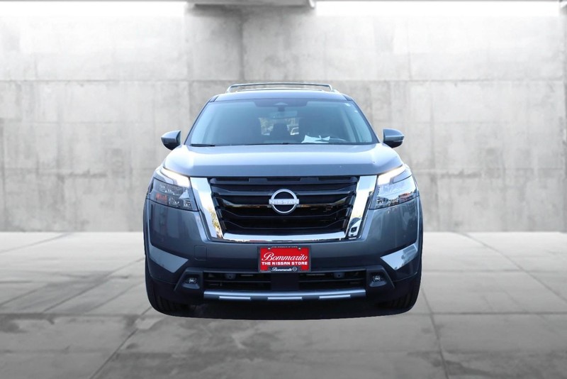 Nissan Pathfinder Vehicle Full-screen Gallery Image 4