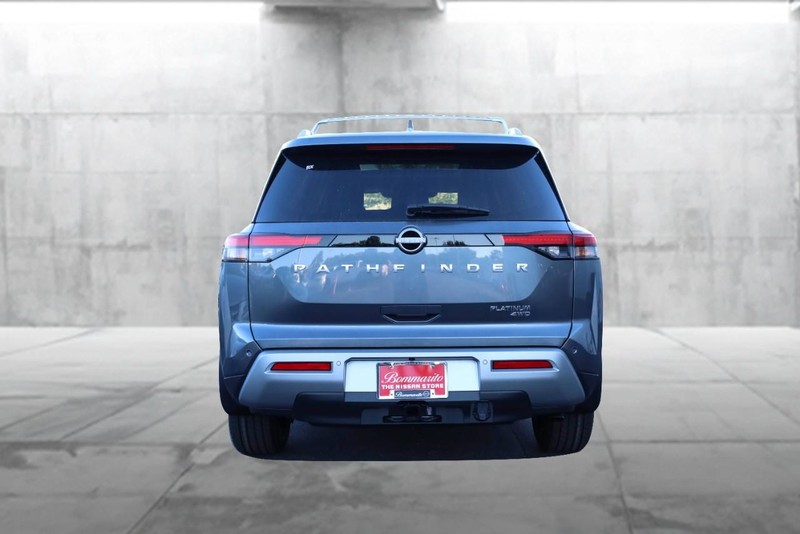 Nissan Pathfinder Vehicle Full-screen Gallery Image 6