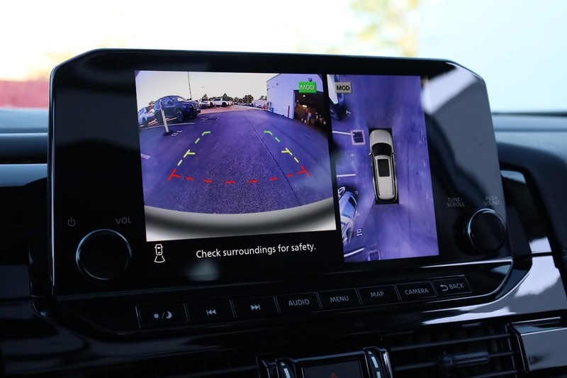 Nissan Pathfinder Vehicle Full-screen Gallery Image 17