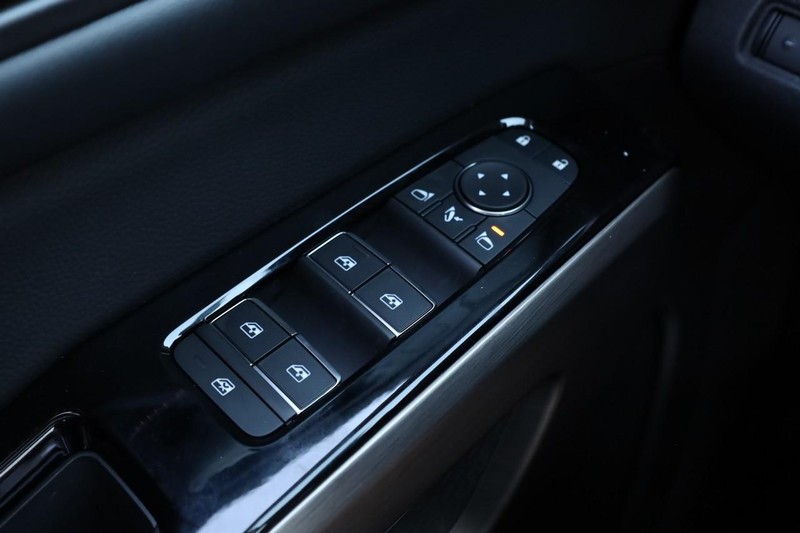 Nissan Pathfinder Vehicle Full-screen Gallery Image 22