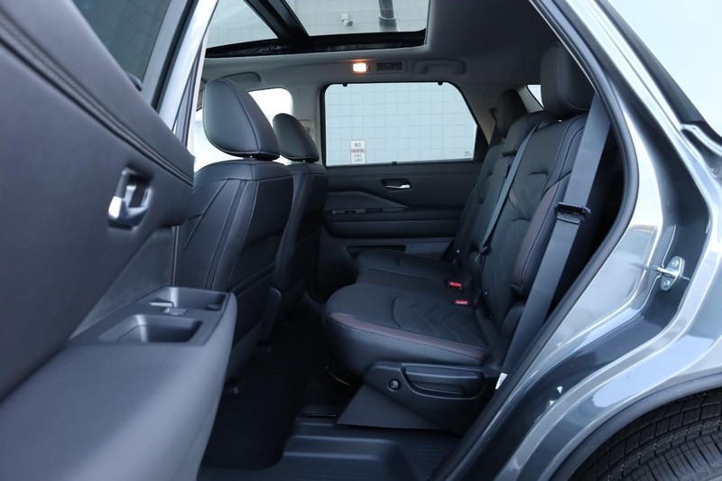 Nissan Pathfinder Vehicle Full-screen Gallery Image 25
