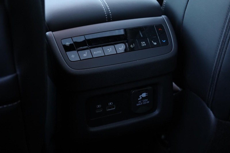 Nissan Pathfinder Vehicle Full-screen Gallery Image 26